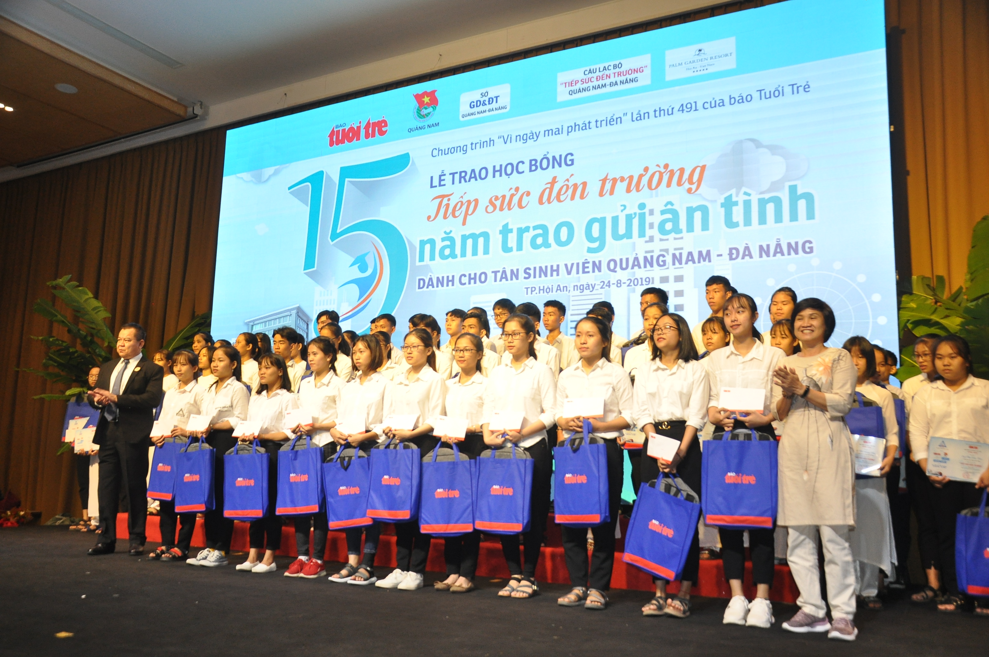 TRUNGNAM GROUP AWARDS VND 800 MILLION TO THE SCHOLARSHIP PROGRAM
