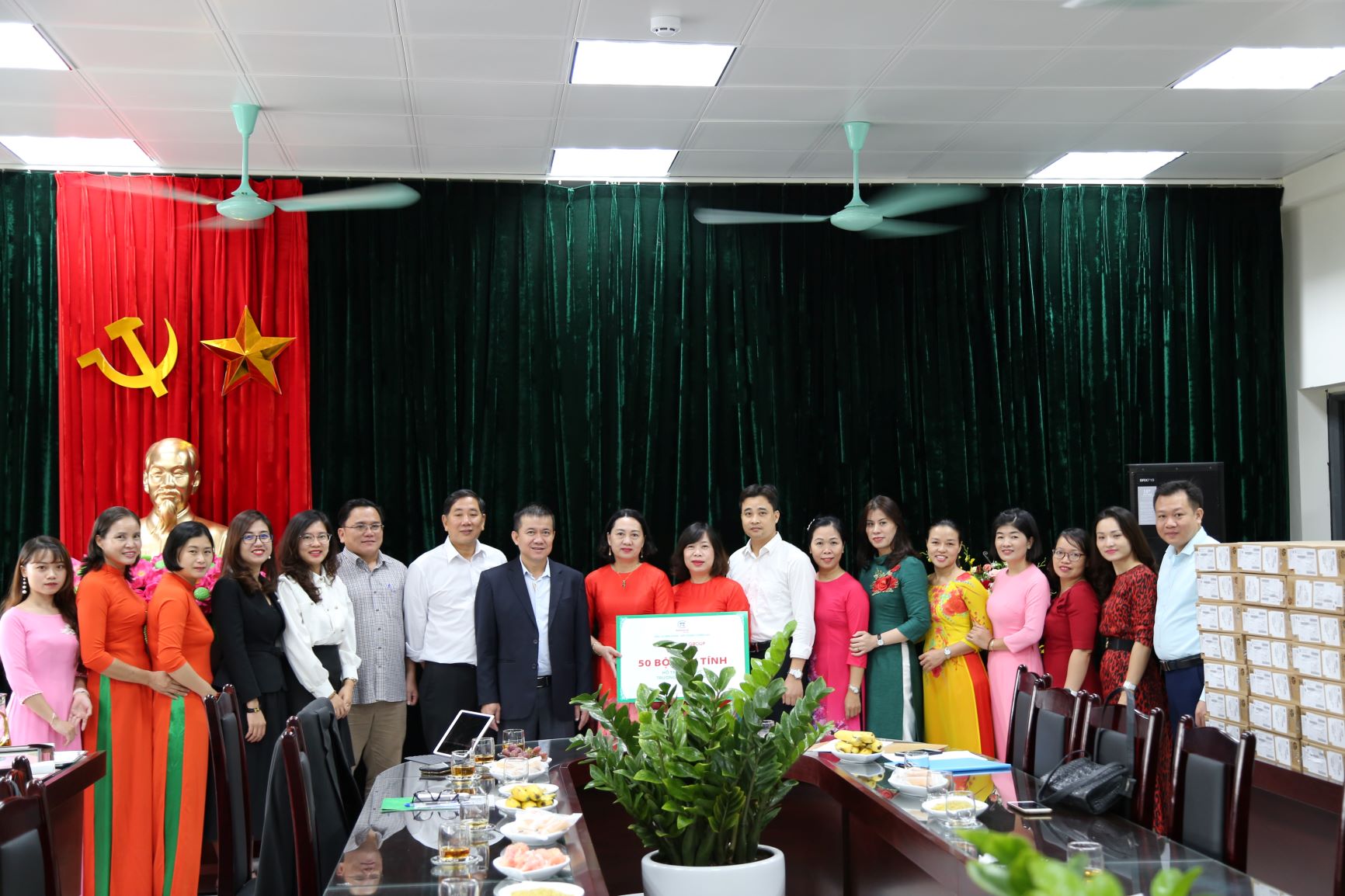TRUNGNAM GROUP GIVES YEN HOA SECONDARY SCHOOL 50 COMPUTER SETS