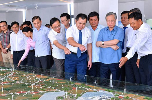 THƯỜNG TRỰC BAN BÍ THƯ TRẦN QUỐC VƯỢNG THAM QUAN TỔ HỢP NĂNG LƯỢNG TÁI TẠO TRUNG NAM
