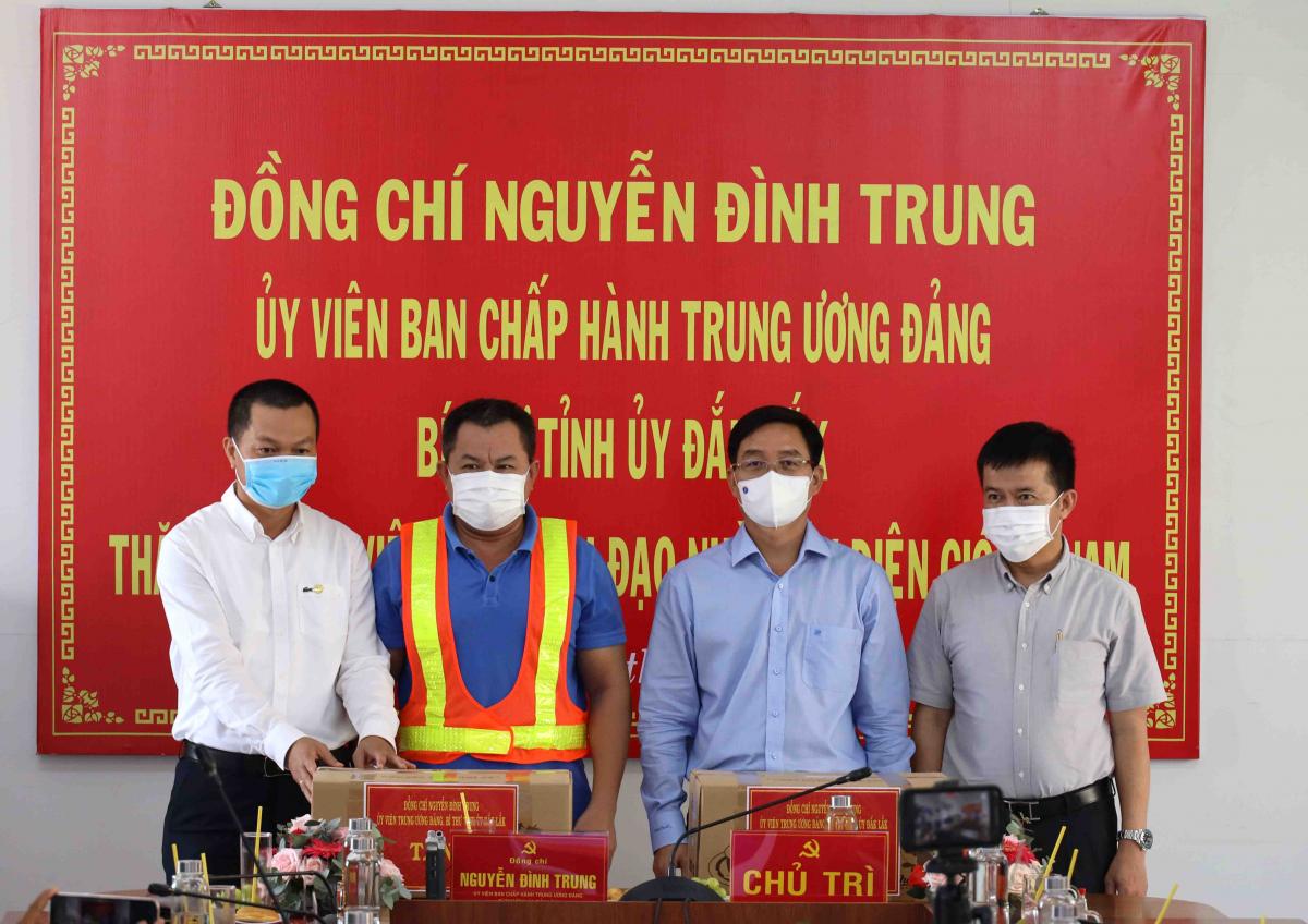 ĐOÀN CÔNG TÁC CỦA THƯỜNG TRỰC TỈNH ỦY KIỂM TRA TIẾN ĐỘ THỰC HIỆN DỰ ÁN CÔNG TRÌNH ĐIỆN GIÓ EA NAM