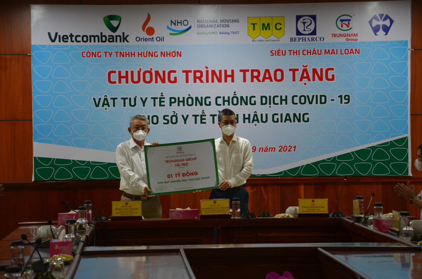 TRUNGNAM GROUP TẶNG HẬU GIANG 3.000 BỘ KIT XÉT NGHIỆM COVID-19 CÙNG 1 TỶ ĐỒNG