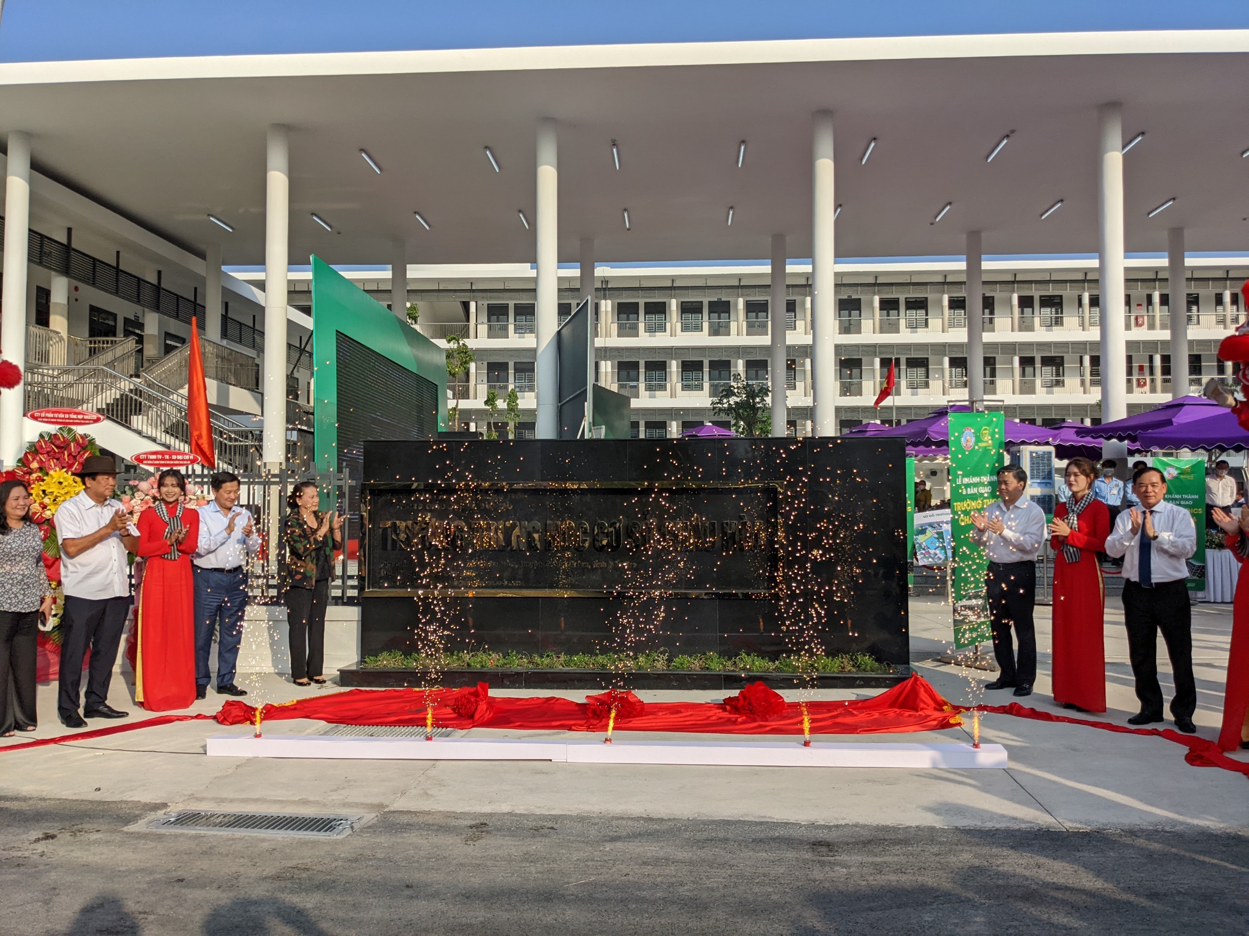 THE INAUGURATION OF CHAU HOA SECONDARY SCHOOL ON THE OCCASION OF THE 62ND ANNIVERSARY OF BEN TRE DONG KHOI.