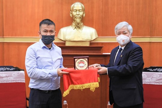 TRUNGNAM GROUP MEET WITH THE PRESIDENT OF THE VIETNAMESE FATHERLAND FRONT COMMITTEE ON SCHOOL CONSTRUCTION SPONSOR