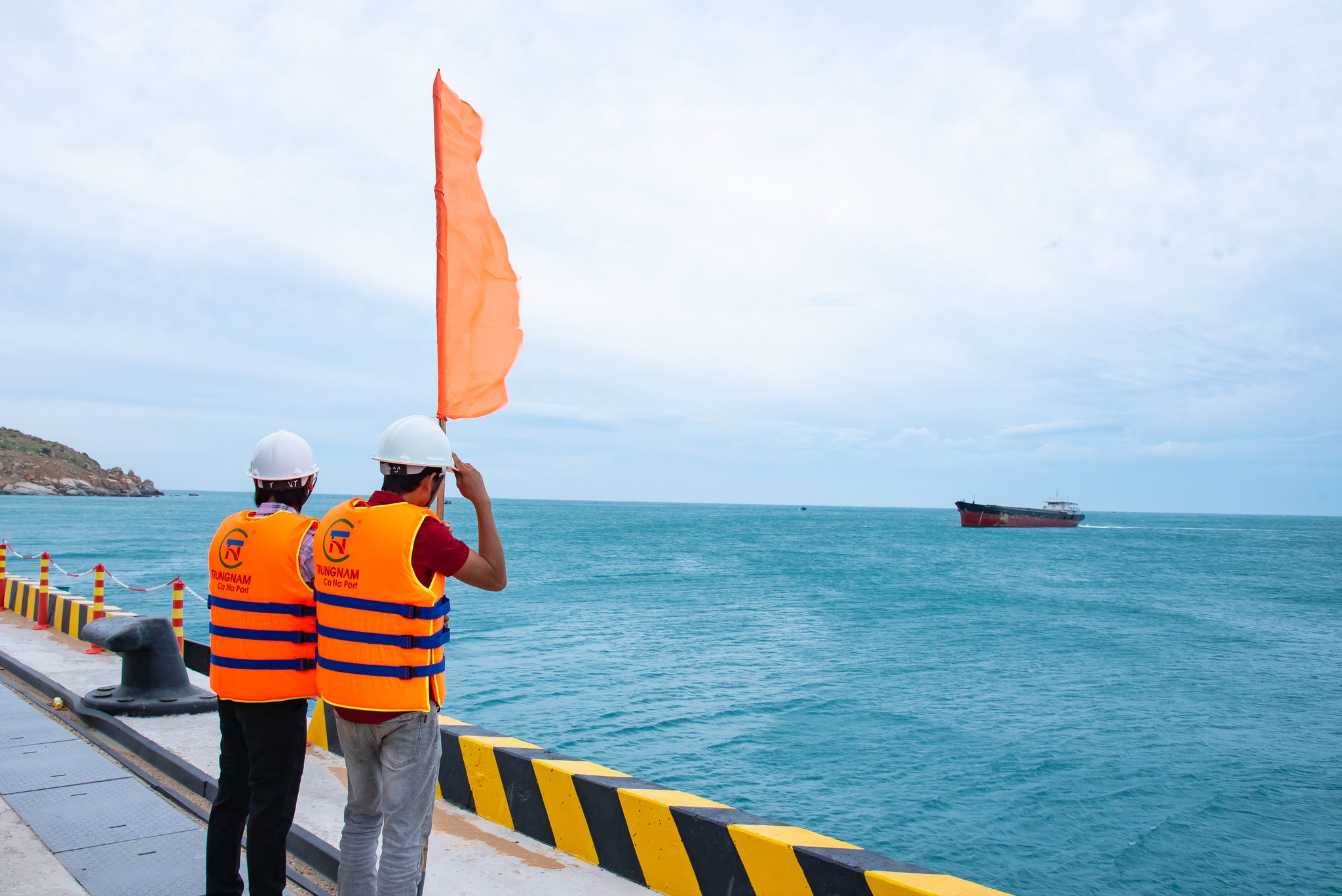 THE FIRST CARGO SHIPS HAVE SUCCESSFULLY ARRIVED AT THE SEAPORT