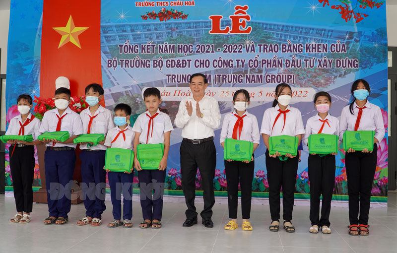 CHỦ TỊCH UBND TỈNH TRẦN NGỌC TAM DỰ LỄ TỔNG KẾT NĂM HỌC TẠI TRƯỜNG THCS CHÂU HÒA