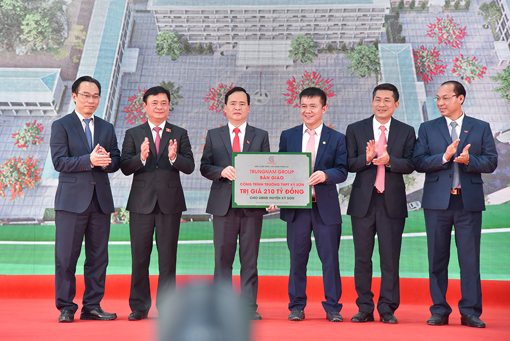 TRUNGNAM GROUP HANDS OVER KỲ SƠN HIGH SCHOOL IN NGHỆ AN