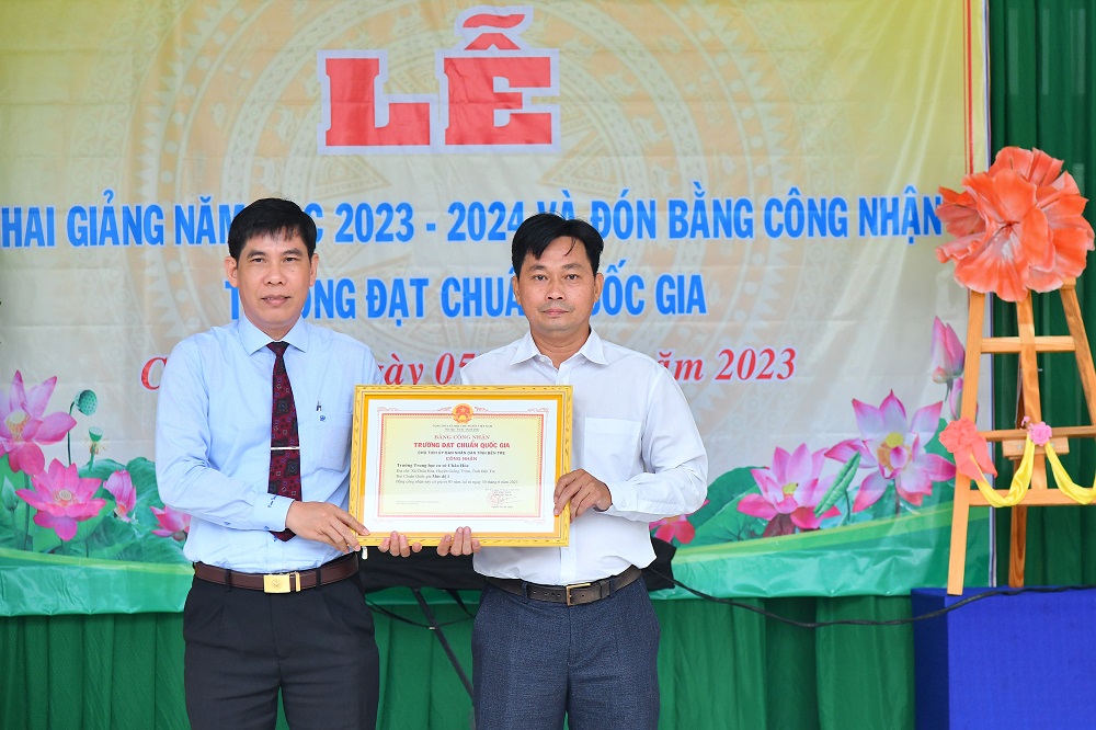 CHAU HOA SECONDARY SCHOOL RECEIVED CERTIFICATE OF RECOGNITION AS A SCHOOL MEETING NATIONAL STANDARDS