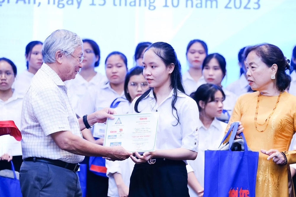 TRUNGNAM GROUP SUPPORTS FRESHMEN TO OVERCOME DIFFICULTIES