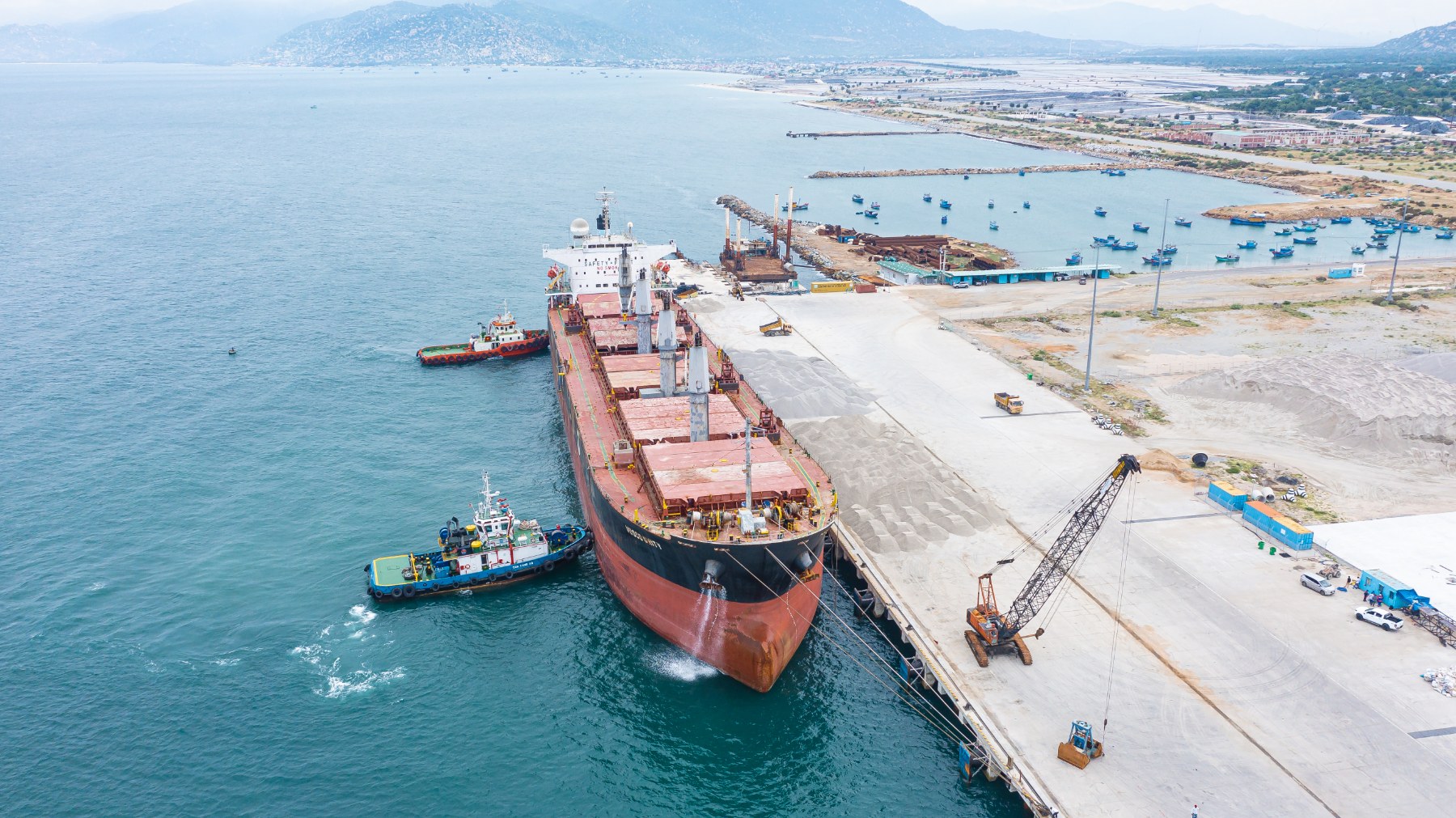 CẢNG BIỂN TỔNG HỢP CÀ NÁ ĐÓN CHUYẾN TÀU TRỌNG TẢI HƠN 50 NGHÌN TẤN