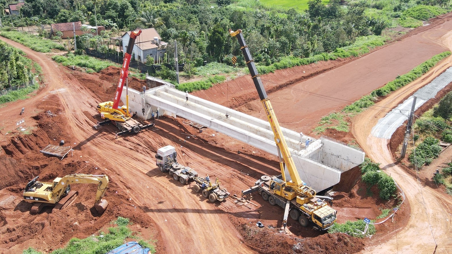 LẮP NHỮNG DẦM CẦU ĐẦU TIÊN TRÊN TUYẾN CAO TỐC KHÁNH HÒA BUÔN MA THUỘT