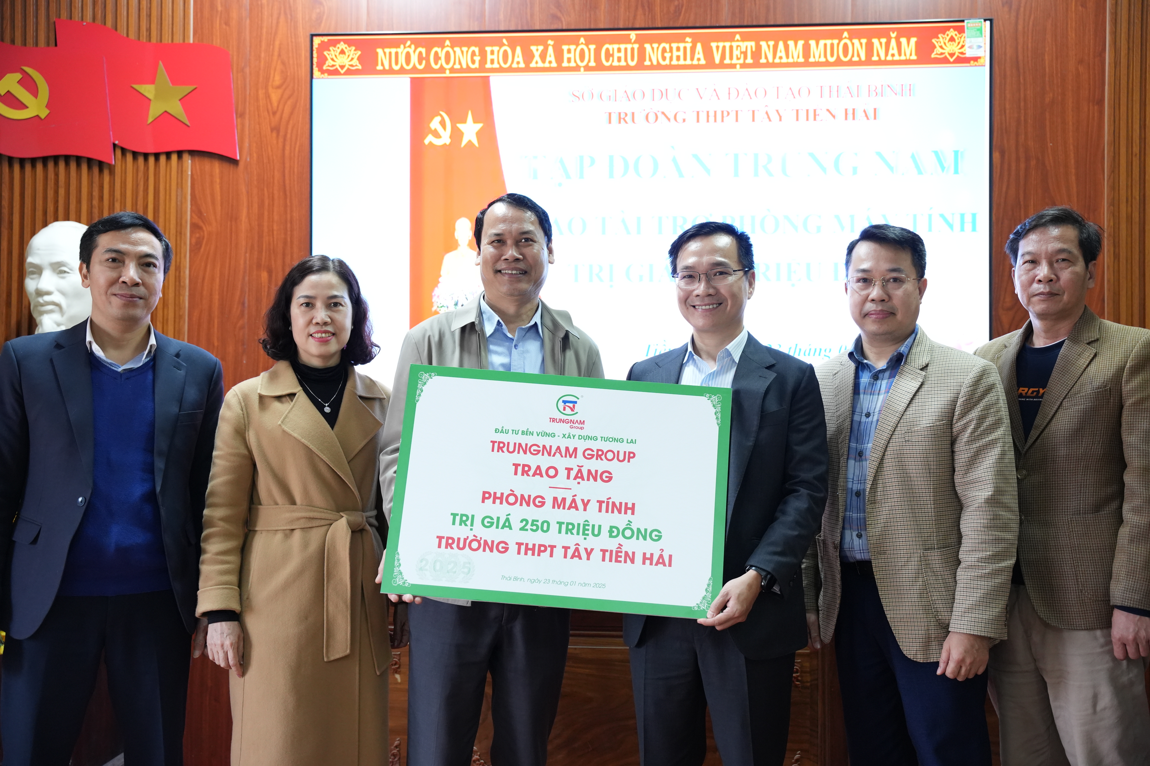 TRAO PHÒNG MÁY TÍNH TRỊ GIÁ 250 TRIỆU ĐỒNG TRƯỜNG THPT TÂY TIỀN HẢI