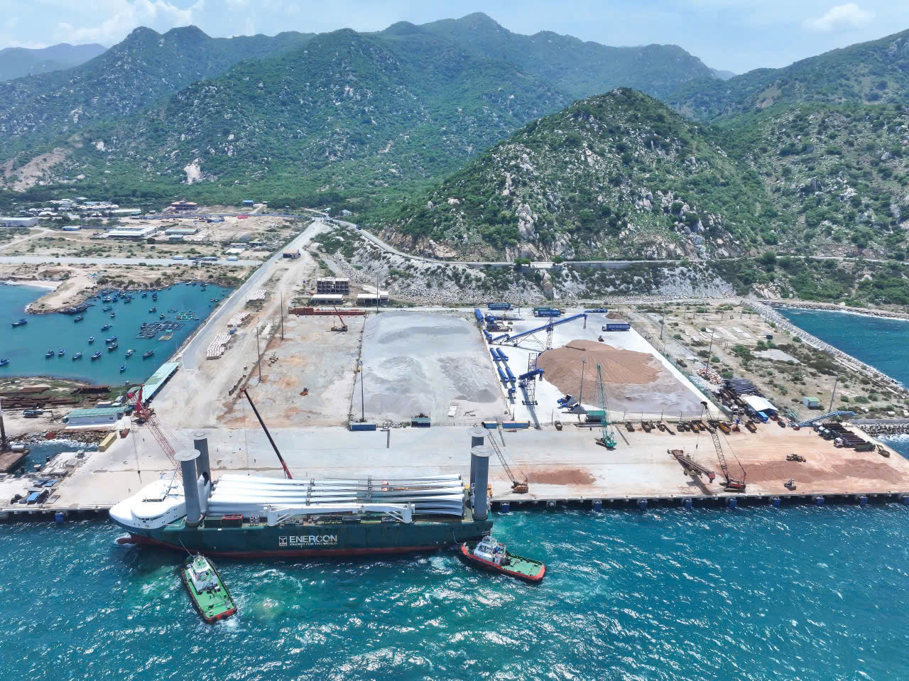 TRUNG NAM CA NA INTERNATIONAL PORT WELCOMES FIRST VESSEL CARRYING WIND POWER EQUIPMENT
