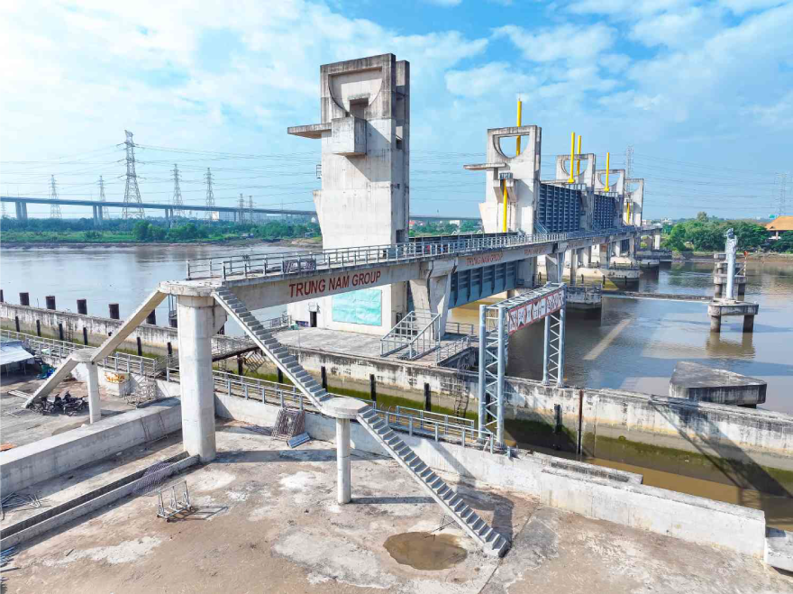 HCMC URGES PROGRESS ON VND 10,000-BILLION FLOOD TIDE CONTROL PROJECT, DEMANDING COMPLETION BY DECEMBER 31 DEADLINE