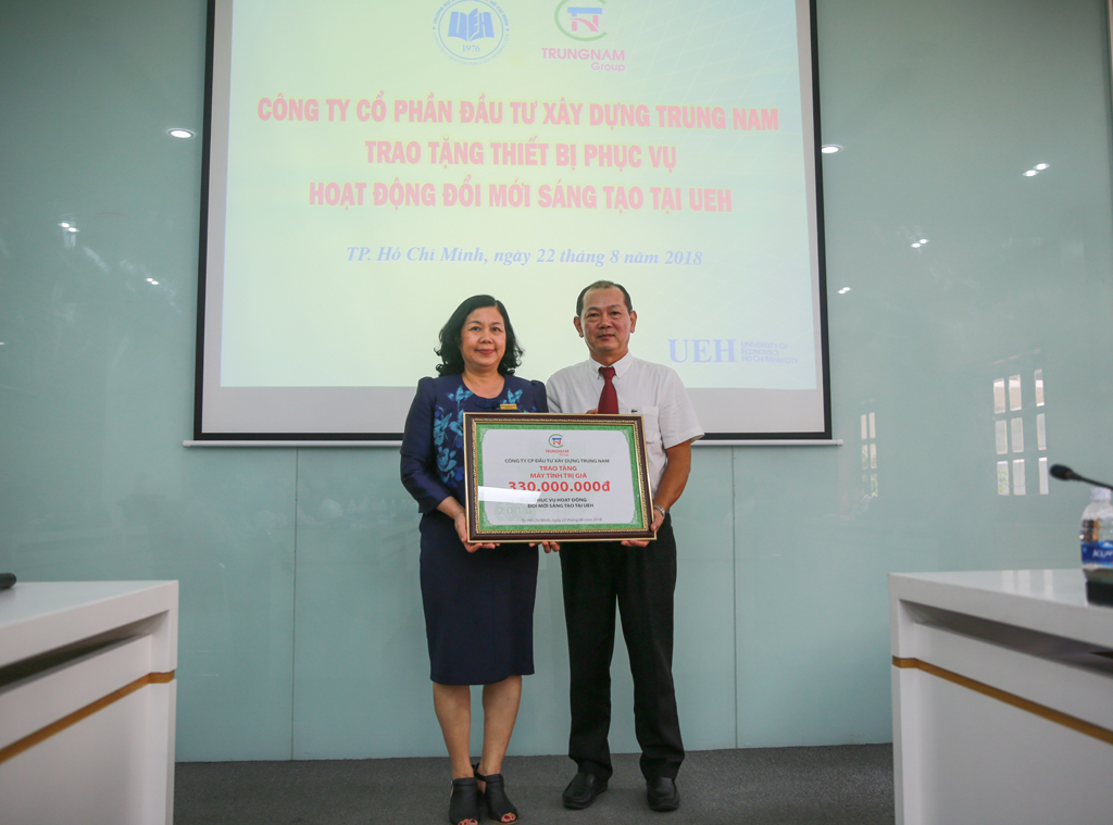 TRUNGNAM GROUP DONATED COMPUTERS FOR CREATIVE ACTIVITIES AT UEH