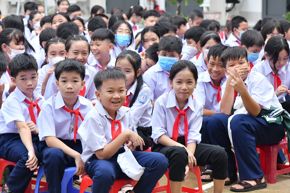 Chau Hoa Secondary School students excited on the opening day of the new school year 2023-2024